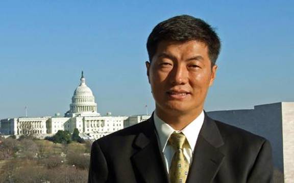 Ông Lobsang Sangay, một nghiên cứu sinh lâu năm của trường Luật Harvard, chiếm được 55% số phiếu bầu của hơn 50.000 người Tây Tạng lưu vong